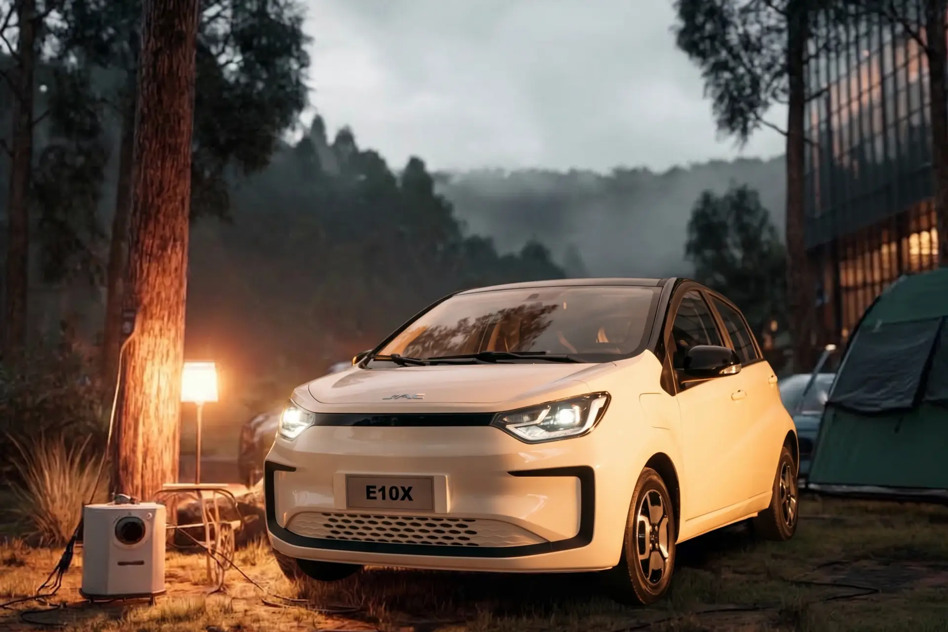 Carro eléctrico JAC suministrando energía durante una actividad de camping